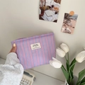 Dettaglio della borsa cosmetica in tela a righe con etichetta in tessuto a mano - Viola (Riga Verticale)
