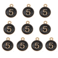 Detailansicht von zehn schwarzen Emaille-Anhängern mit goldener Nummer Fünf für DIY-Schmuck - 10er Pack / Schwarze runde Nummer 5