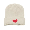 Dettaglio del berretto in maglia panna con ricamo a cuore rosso e trama a coste - M (56-58cm) / Beige