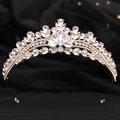 Dettaglio di corona nuziale dorata con cristalli scintillanti su tessuto scuro - KC Oro Strass Trasparenti