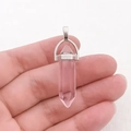 Roze kwarts kristallen hanger in zeshoekige vorm met zilveren metalen oog op wit - Transparant Roze
