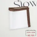 Detail eines 22x22cm weißen Einstecktuchs aus Seide mit eleganten braunen Kontrastkanten - Weiß mit kaffeebraunem Rand