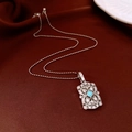 Detail eines silbernen Hohlanhängers mit blauem Stein und feiner Blumengravur am Ring - Silber-Himmelblau