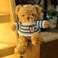 Oso de peluche marrón con suéter de rayas azules y blancas y detalle de insignia - Oso de Peluche Marrón (Suéter de Rayas Azul y Blanco)