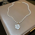 Collana di perle barocche con ciondolo a fiore di camelia bianco e dettagli dorati - Stile di Perline in Perla Camelia Bianca