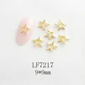 Détail bijou d'ongle étoile évidée dorée sur ongles rose clair, taille 9x9mm - Étoile ajourée dorée (LF7217)
