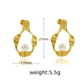 Dettaglio degli orecchini in oro 18k con dimensioni 27mm x 17mm e perla bianca - Ventaglio