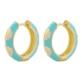 Dettaglio ravvicinato di orecchini a cerchio a C placcati oro 18K con smalto a margherite blu - Blu