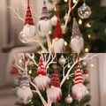 Gnomi di Natale in maglia con motivi a fiocchi rossi e grigi su rami decorativi - Set da 8 Pezzi di Gnomi Appesi a Maglia (D-GJ114)