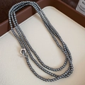 Dettaglio della collana di perle grigio scuro a più strati con chiusura a camelia - Stile Lungo Multistrato Con Chiusura OT / Grigio