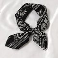 Élégant foulard en soie à motif paisley noir et blanc noué sur fond de satin blanc - 55x55cm / Cachemire Noir