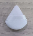 Borla de maquillaje triangular blanca de terciopelo con cinta de raso para acabado pro - Tamaño mini / Blanco