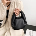 Sac nuage plissé noir minimaliste en cuir avec texture litchi pour femmes - Noir