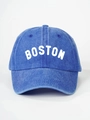 Detailaufnahme des gewaschenen blauen Baumwollstoffs und des weißen BOSTON-Drucks der Kappe - Verstellbar / Königsblau