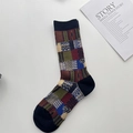 Detalle de calcetines vintage estilo patchwork con patrones geométricos en marino y granate - Talla única / Negro