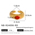 Detailansicht eines goldenen Edelstahlrings mit rotem Edelstein und Größenangaben - Einstellbar Offen / Rot