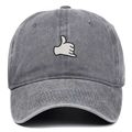 Détail d'une casquette en coton lavé gris avec broderie du signe de main Shaka blanc - Gris