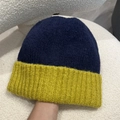 Detalle del gorro de punto bicolor que muestra una textura gruesa azul marino y verde lima - Talla única / Azul Marino y Verde Lima