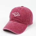 Dettaglio del ricamo a cuore bianco su cappellino da baseball bordeaux in cotone lavato - Borgogna