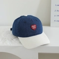 Dettaglio del ricamo a cuore rosso con testo min min su un cappello denim bicolore - 52cm (2-5 Anni) / Blu Scuro & Bianco