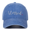 Detailaufnahme der 'blessed' Stickerei und des roten Kreuzes auf blauer Baumwollkappe - Hellblau