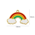 Dettaglio macro del ciondolo arcobaleno in smalto con nuvole bianche e misure 14mm x 10mm - Arcobaleno