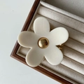 Elegante fermaglio per capelli a fiori in acetato bianco con perla dorata centrale - crema