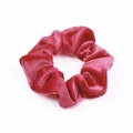 Chouchou en velours rouge profond de qualité avec texture plissée douce sur fond blanc - Rouge