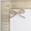 Medida detallada del accesorio de lazo de perlas plateadas que muestra un ancho de 5 cm en blanco - Lazo plateado pequeño / 5cm x 3cm