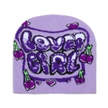 Detaillierte Stricktextur der lila Mütze mit LOVER GIRL Schriftzug und Kirschen - M / Lila