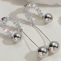 Vue macro détaillée de boucles d'oreilles en argent en U avec zircon et sphères polies - Boucles d'Oreilles en Zirconia en U Argent-ES2260