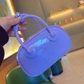 Detail der lavendellila PVC-Gelee-Handtasche mit glänzendem Finish und herzförmigen Griffen - Lila