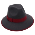 Détail du chapeau fedora gris foncé avec ruban rouge profond et bordure contrastée - Gris Foncé (Bord Bordeaux + Nœud Bordeaux)