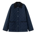 Detail der dunkelblauen Steppjacke mit schwarzem Umlegekragen und silbernen Druckknöpfen - XS / Marineblau