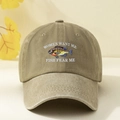 Detailaufnahme der khakifarbenen Baumwollkappe mit Fischstickerei und Slogan-Schrift - Einheitsgröße / Khaki