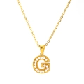 Goldene Titanstahl-Halskette mit G-Buchstaben-Anhänger und weißen Perlen für Damen - Buchstabe G (SP723G-G)