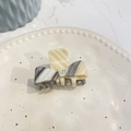 Détail de la pince à cheveux en acétate marbré avec un cristal brillant au centre - Petite Pince Noeud Avec Strass / Gris & Beige