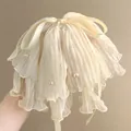 Eleganter cremeweißer Haarklammer mit Chiffonfalten, Perlen und Schleifenband - Beige