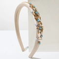 Dettaglio della fascia in raso champagne imbottita con strass e cristalli colorati - Beige
