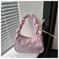 Dettaglio della borsa sottobraccio floreale rosa con manico scrunchie e rose - Rosa