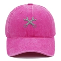 Détail de la broderie de clés grises sur une casquette de baseball rose délavée - Rose rouge