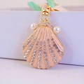 Portachiavi con conchiglia rosa con strass e perla per borse e accessori moda - Bianco