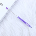 Pastellvioletter DIY-Perlenbleistift auf weichem weißem Kunstfellhintergrund - 0.5mm/B / Lila