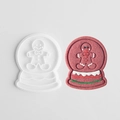 Tagliabiscotti a forma di palla di neve con pan di zenzero decorato su sfondo bianco - Sfera di Cristallo - Omino di Pan di Zenzero