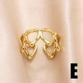 Detail eines 18k vergoldeten verstellbaren Kettenrings auf champagnerfarbener Seide - Hohles Geometrisches Herz-Stil (rin53-E)