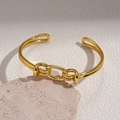 Vista macro detallada del brazalete abierto con nudo bañado en oro 18K sobre piedra - Oro (Chapado En Oro Real)