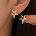 Goldene Stern-Ohrringe mit durchbrochenem Design und funkelnden weißen Zirkonia-Steinen - Goldene hohle Stern Zirkonia Ohrstecker