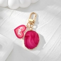 Llavero de resina con colgante rosa irregular y dije de corazón LOVE dorado - Óvalo Grande + Corazón