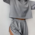Dettaglio completo di set in maglia a righe bianche e nere con pantaloncini a spacco - Taglia S / Nero