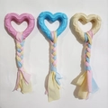 Lot de trois jouets à mâcher en caoutchouc en forme de cœur avec cordes en coton tressé - Petit Coeur avec Bande de Tissu
